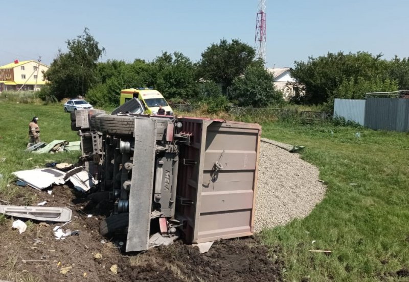 В Бобровском районе сотрудники Госавтоинспекции устанавливают обстоятельства опрокидывания  грузового автомобиля
