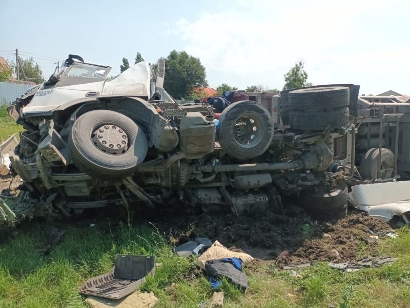 В Бобровском районе сотрудники Госавтоинспекции устанавливают обстоятельства опрокидывания  грузового автомобиля